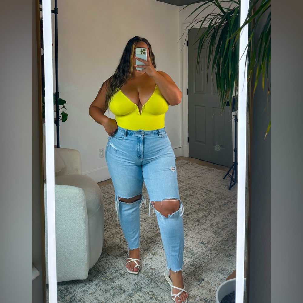 SIZE 16 SHORT - AE Curvy Mom Jean - Light Blue